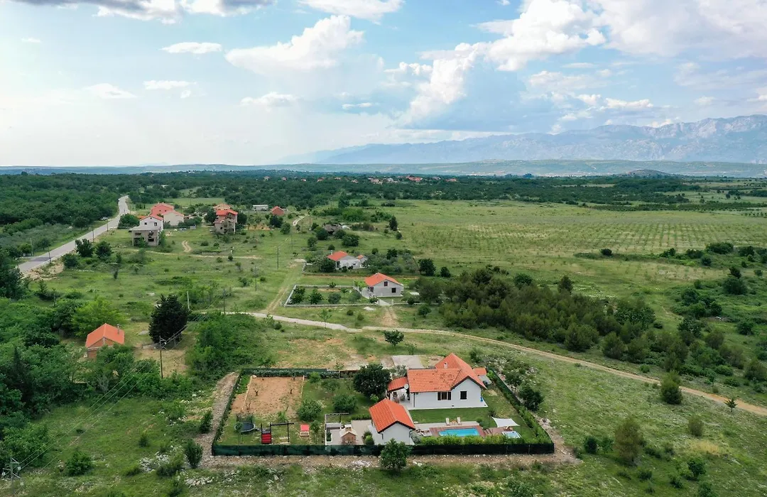 Villa Ena With Pool & Jacuzzi-1